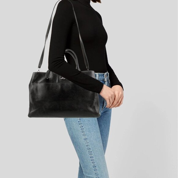 CHANEL - Medium Executive Cerf Tote w/ Strap - Picture 5 of 6